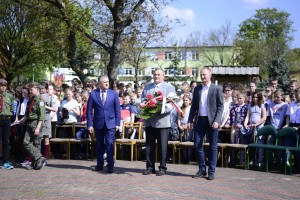 9 maja - składanie kwiatów